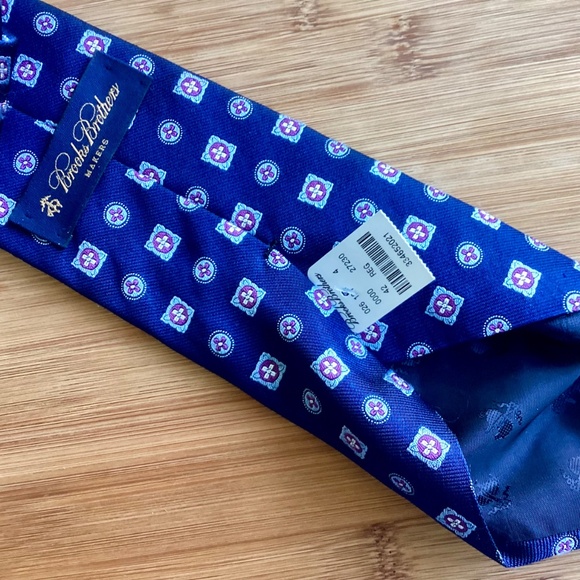NWT Brooks Brothers Blue Medallion 100% Silk Mens Necktie Preppy Career USA - Picture 6 of 8